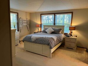 3 bedrooms, desk, bed sheets