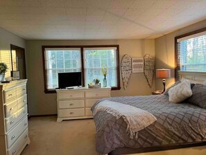 3 bedrooms, desk, bed sheets