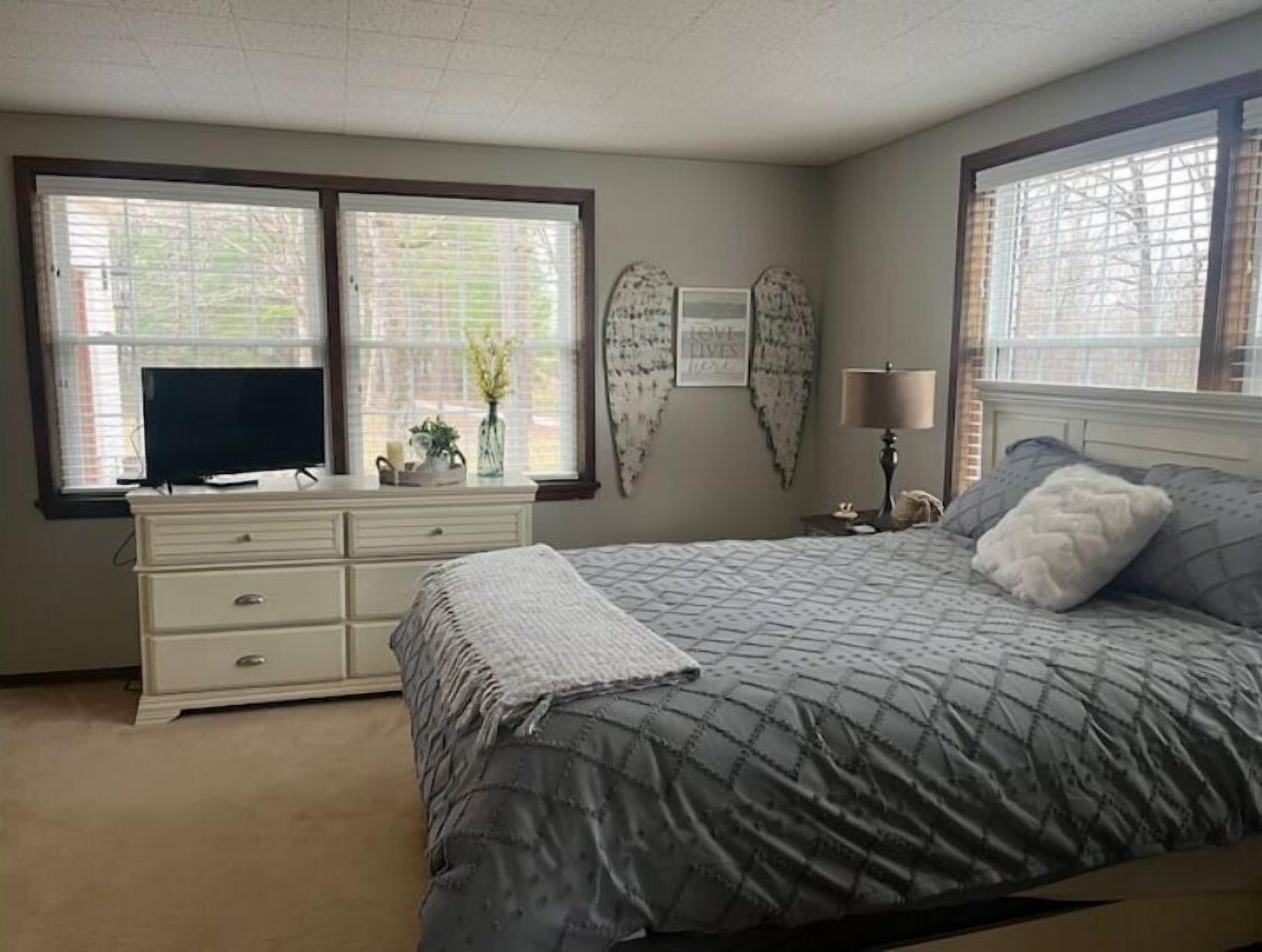 Private 3 BR Home on 17 Wooded Acres with Easy Access to Nashville