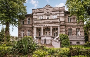 A large, historic building with a grand entrance, multiple windows, and a central staircase leading to a balcony. - Beautiful apartment in Kolobrzeg with WiFi (Kolobrzeg)