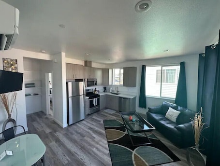 Smart-TV. One Bedroom Hideaway
