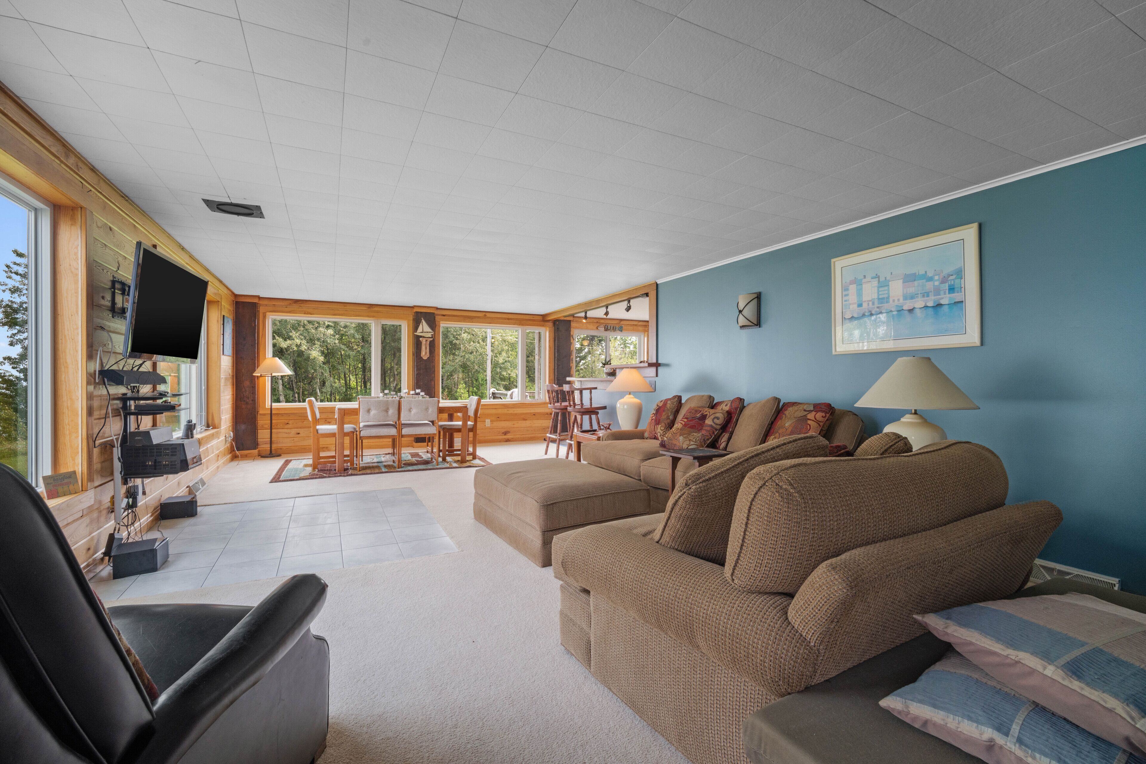 Spectacular 3 Bedroom Home on the Lake