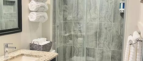 Douche, sèche-cheveux, serviettes fournies, savon