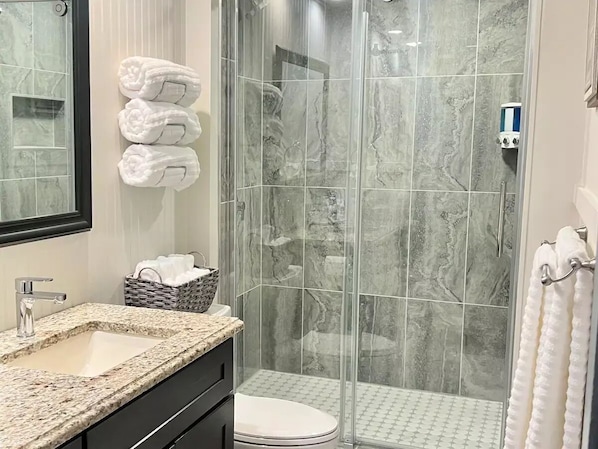 Douche, sèche-cheveux, serviettes fournies, savon