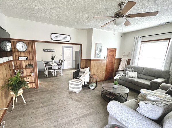 Älytelevisio, pöytäjalkapallopöytä, kirjoja, työhuone