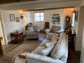 Cottage, Multiple Beds | Living area