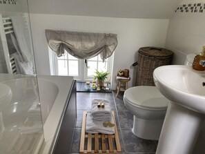 Casa de campo, varias camas | Baño | Ducha y bañera combinadas, bañera profunda, secador de pelo y toallas