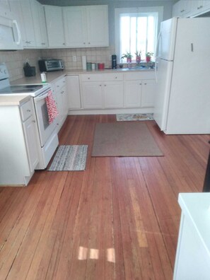 Fridge, microwave, oven, stovetop - Full 2 bedroom apt in beautiful Warren RI
Floor 2 (Warren)