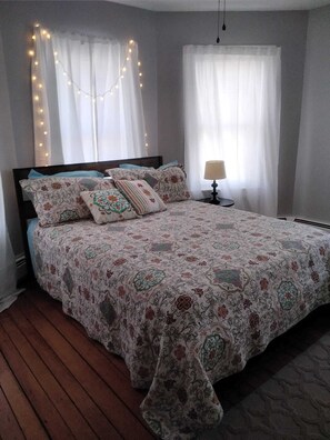 2 bedrooms, desk, iron/ironing board, travel crib - Full 2 bedroom apt in beautiful Warren RI
Floor 2 (Warren)