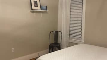 2 bedrooms, desk, iron/ironing board, travel crib