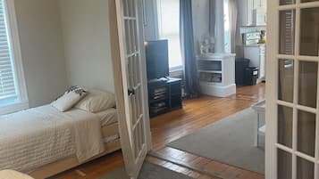 2 habitaciones, escritorio y tabla de planchar con plancha