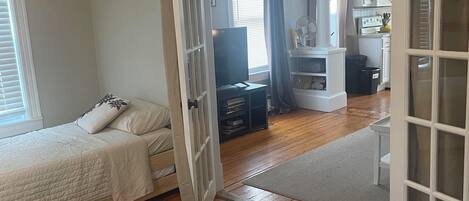 2 habitaciones, escritorio y tabla de planchar con plancha