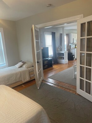 2 soverom, skrivebord, strykejern/-brett og reiseseng for barn