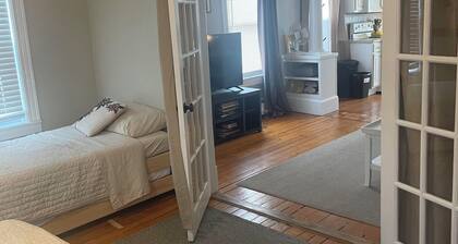 Full 2 bedroom apt in beautiful Warren RI
Floor 2