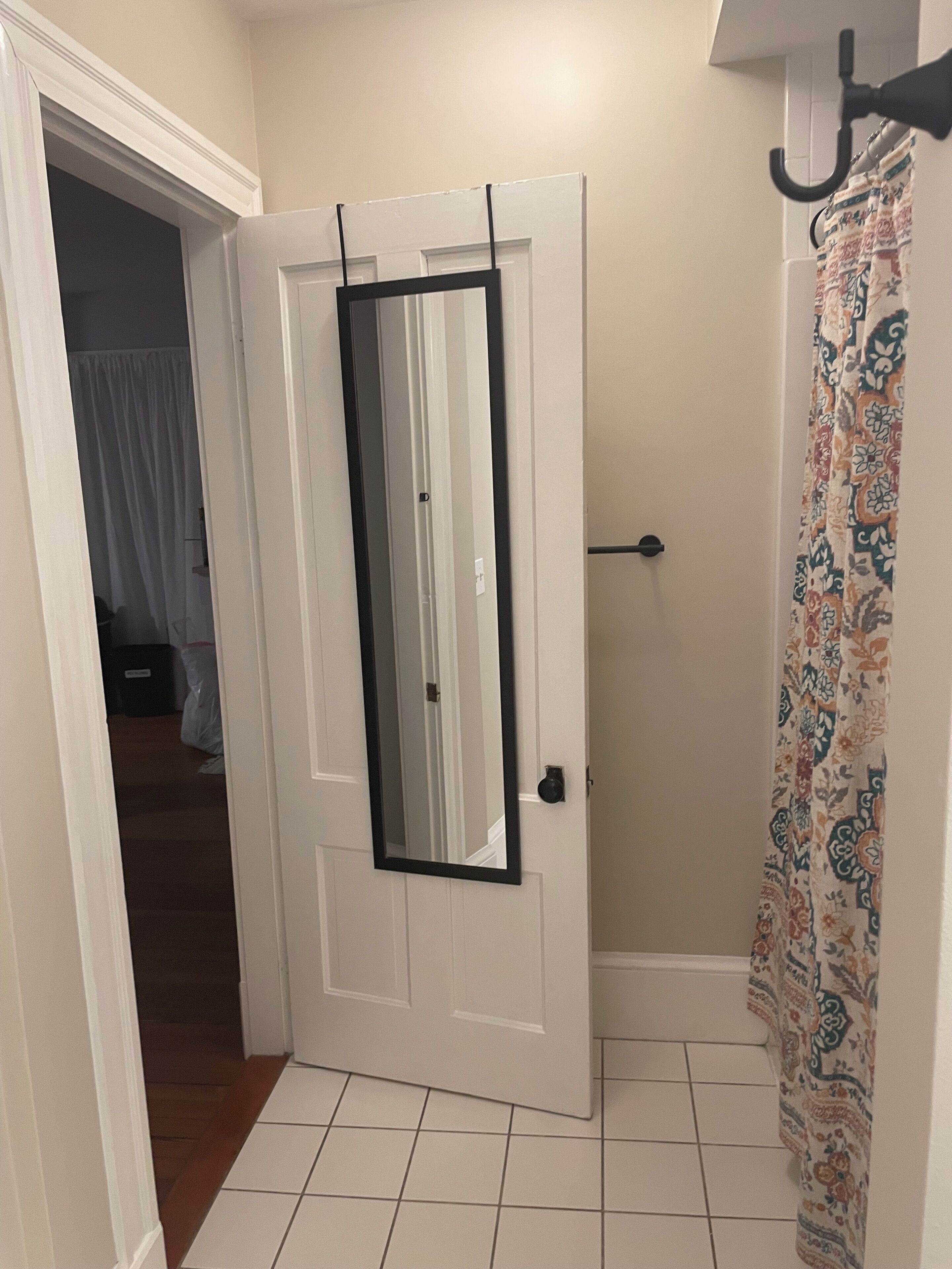 Hårtork, handdukar, tvål och schampo