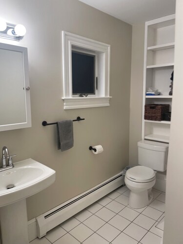 Full 2 bedroom apt in beautiful Warren RI
Floor 2