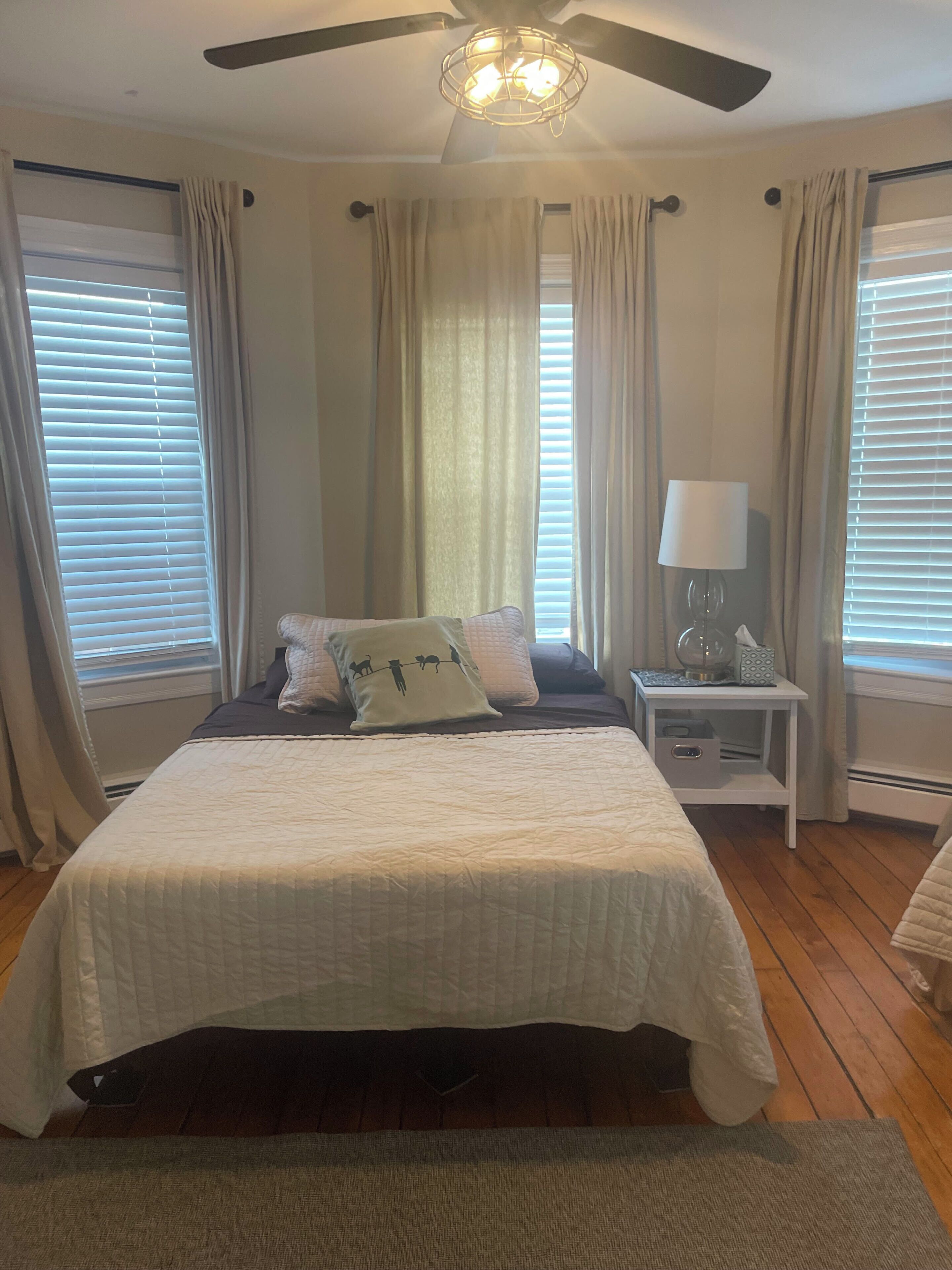2 chambres, bureau, fer et planche à repasser, lit de bébé portatif