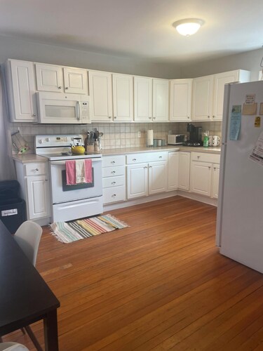 Full 2 bedroom apt in beautiful Warren RI
Floor 2