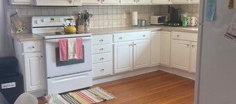 Full 2 bedroom apt in beautiful Warren RI
Floor 2