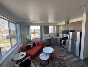 A modern apartment with a kitchen, dining area, and living room. - Midtown Get Away (Reno)