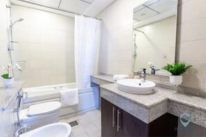 Shower, soap, shampoo, toilet paper - Modern 2BR in the Heart of Dubai Marina (Dubai)