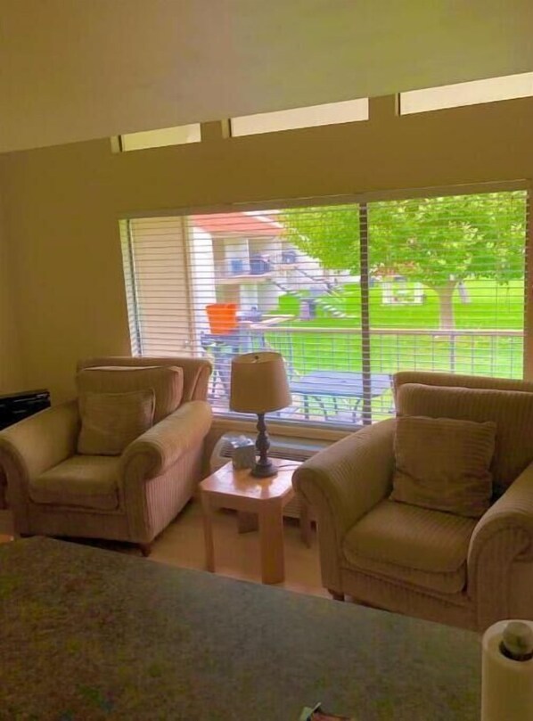 Smart TV - #114 Condo near large pool, boat launch & shuttle to Gorge Amp-booked separately (Quincy)