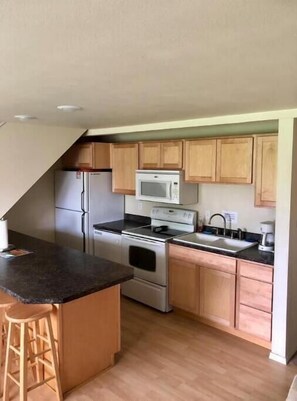 Fridge, microwave, oven, stovetop - #114 Condo near large pool, boat launch & shuttle to Gorge Amp-booked separately (Quincy)