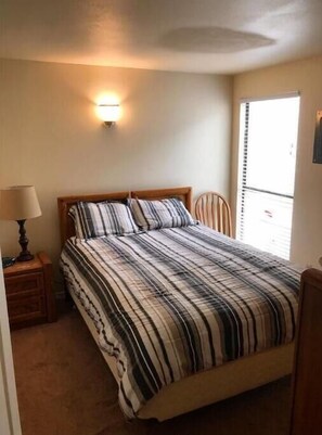 4 bedrooms, iron/ironing board, WiFi, bed sheets - #114 Condo near large pool, boat launch & shuttle to Gorge Amp-booked separately (Quincy)