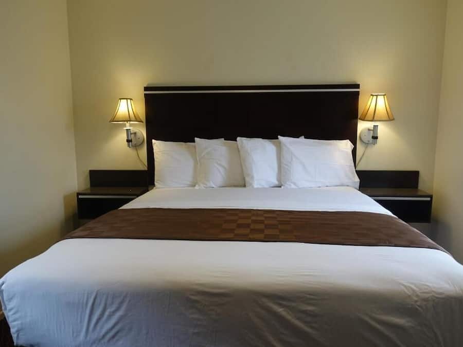 Standard Room, 1 King Bed | Free WiFi, bed sheets