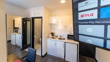 Studio | Cuisine privée | Réfrigérateur, micro-ondes, four, plaque de cuisson