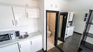 Studio | Eget kjøkken | Kjøleskap, mikrobølgeovn, ovn og kokeplater