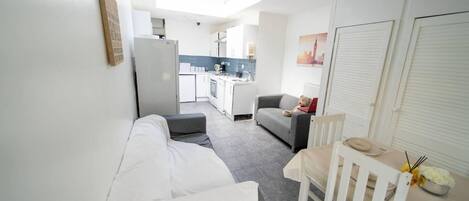 Studio | Private kitchen | Fridge, microwave, oven, stovetop