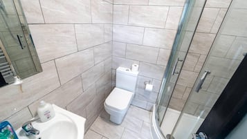Studio | Badezimmer | Dusche, Handtücher