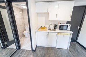 สตูดิโอ | ครัวส่วนตัว | ตู้เย็น, ไมโครเวฟ, เตาประกอบอาหาร, เครื่องล้างจาน