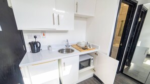Studio | Eget kjøkken | Kjøleskap, mikrobølgeovn, ovn og vannkoker