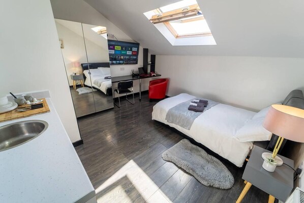 Studio | Iron/ironing board, free WiFi, bed sheets - Amazing Studio Next to the City (Birmingham)