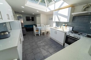 Studio | Private kitchen | Fridge, microwave, oven, electric kettle - Amazing Studio Next to the City (Birmingham)