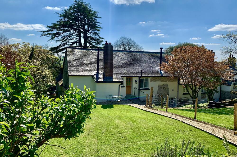 Newly refurbished private rural hideaway, log burner, private secure garden