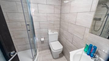 Studio | Badezimmer | Dusche, kostenlose Toilettenartikel, Haartrockner