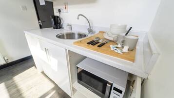 Studio | Eget kjøkken | Kjøleskap, mikrobølgeovn, ovn og kokeplater