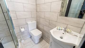 Studio | Bathroom | Shower, towels