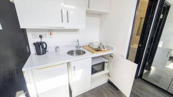 Studio | Dapur pribadi | Lemari es, microwave, oven, dan kompor