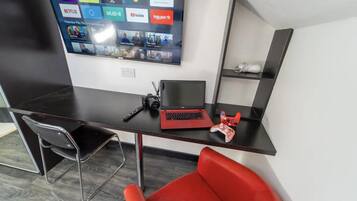 Studio | Kamar mandi | Shower dan handuk