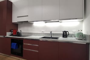 Jääkaappi, uuni, liesi, astianpesukone