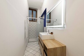 Dusche, Haartrockner, Handtücher