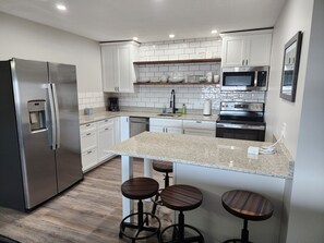 Køleskab, mikrobølgeovn, ovn, kogeplade