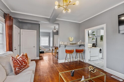 Midtown Retreat - 4mi to Downtown / Large Private Deck