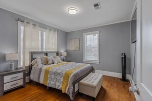4 habitaciones, escritorio y tabla de planchar con plancha 