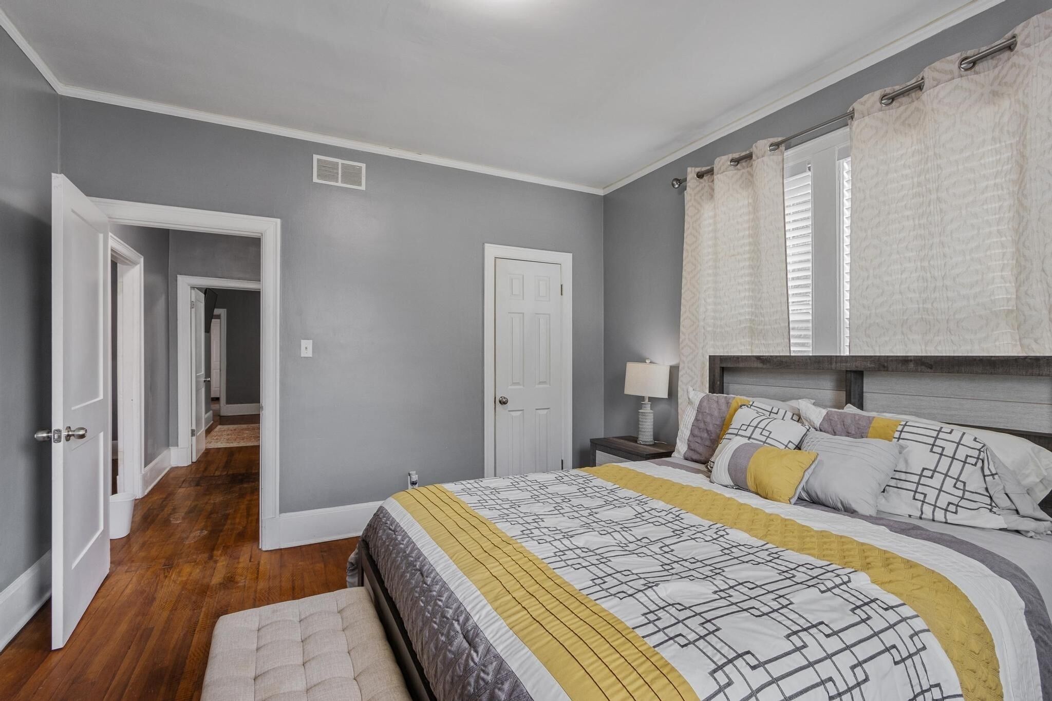 4 bedrooms, desk, iron/ironing board, travel cot