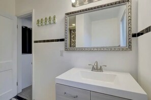 Haartrockner, Handtücher, Seife, Toilettenpapier